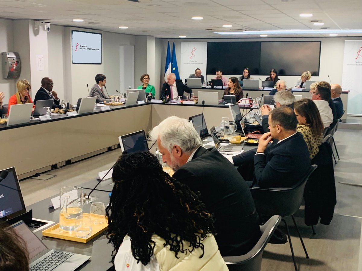 #ConseilNational
Les élus du <a href="/cnomk/">Ordre des masseurs-kinésithérapeutes</a> sont réunis pour une première journée de séance plénière en présence de Julien Molesin, chef du Bureau Exercice et déontologie des professions de santé - RH2 de la direction générale de l'offre de soins <a href="/Sante_Gouv/">Ministère de la Santé</a>

#Kiné #Déontologie