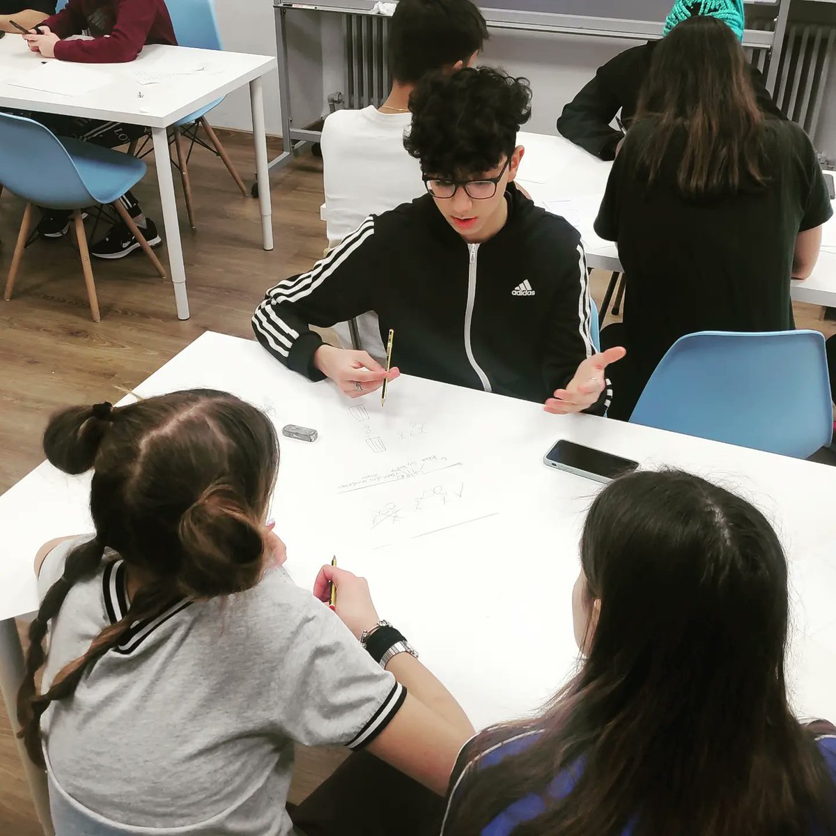 Erasmus_SVP's tweet photo. Tras la charla ayer de José Antonio Jiménez de @CampusRom, nuestros alumnos españoles @SVP_Zgz 🇪🇸 e italianos @FantappieI 🇮🇹 realizan un #Taller de #CreacióndeContenidoenRedes para visibilizar la lucha contra el #OdioenRedes y la #Discriminación 🎙️📽️📲

ℂ𝕠𝕞𝕚𝕟𝕘 𝕤𝕠𝕠𝕟 🔜 https://t.co/T7AudG40SV
