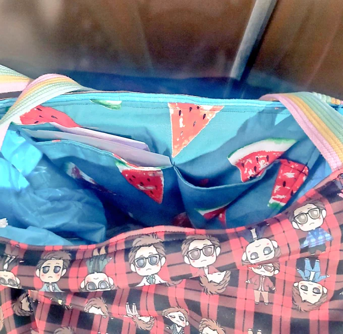 柄全部表に出そうと試みたらば二泊三日くらい余裕な旅行カバンみたいになってもうた中居ヅラカバン携帯中でしばしば迷子になるからちゃんと携帯サイズのポケットつけたしシールとかすぐ配れるようにクリアファイルがハマるようにポケットつけたし、社長のところもポケットチョコ柄も中居くんだから 