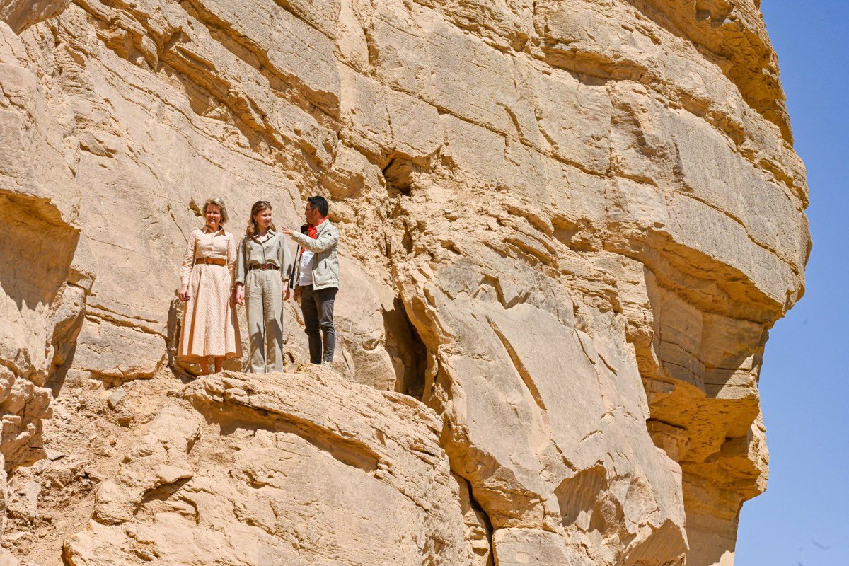 MonarchieBe's tweet photo. 🤩 The Queen and the Princess discover the petroglyphs on the ‘Rock of Vultures’ and the Temple of Amenhotep III, just like Queen Elisabeth in 1930. https://t.co/Iv6UE7FHuK