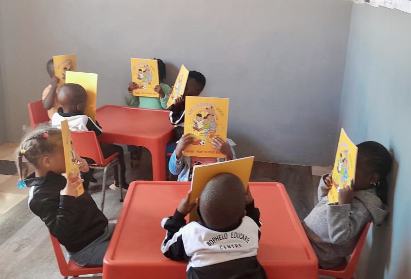 072MISSING's tweet image. The pure joy and excitement continues as we once again handed out MCSA’s colouring-in and story books, which educates the little one’s on #SafetyTipsForChildren, in order to make #SouthAfrica a #SaferPlace for all our children 🙏

#ItTakesAVillage
#BeTheHero
#MCSA