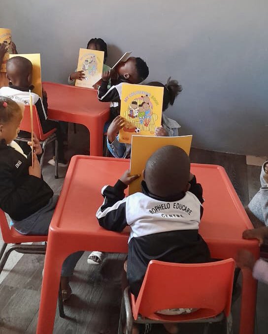 072MISSING's tweet image. The pure joy and excitement continues as we once again handed out MCSA’s colouring-in and story books, which educates the little one’s on #SafetyTipsForChildren, in order to make #SouthAfrica a #SaferPlace for all our children 🙏

#ItTakesAVillage
#BeTheHero
#MCSA