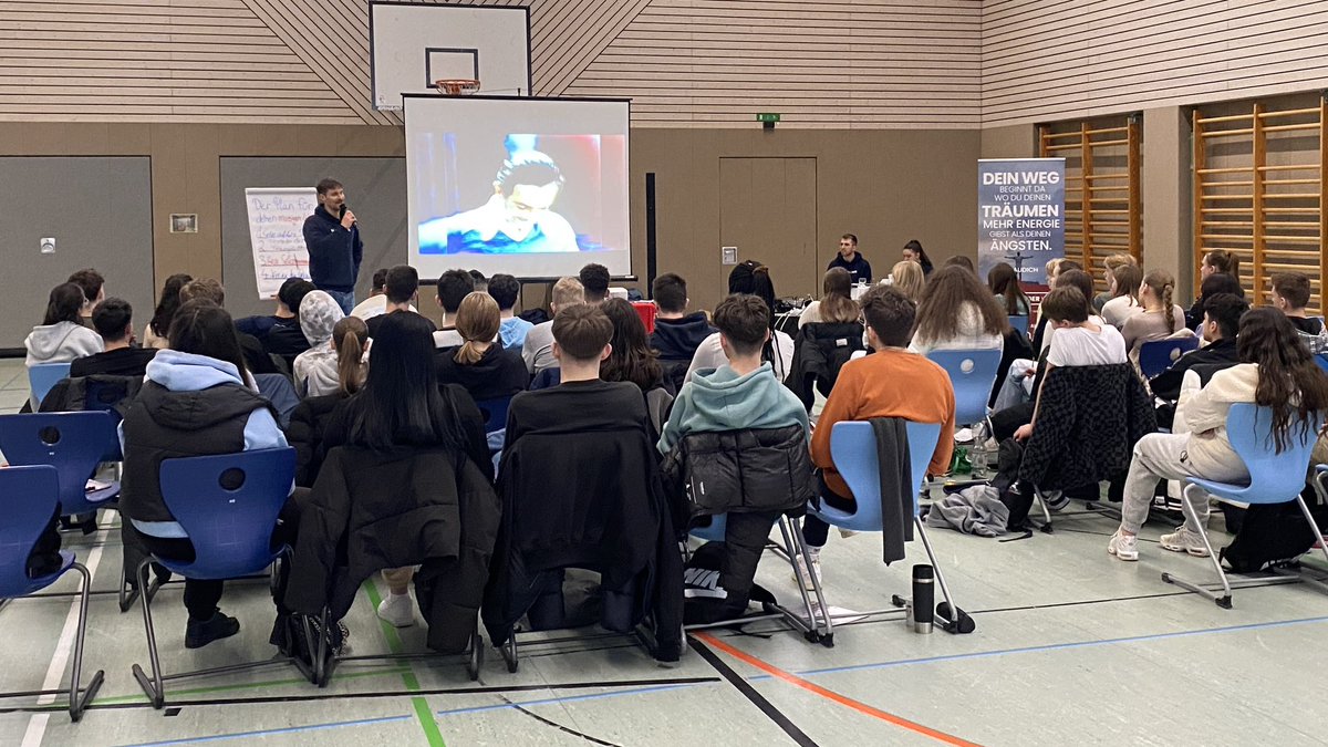 Die #MUTMACHER sind wieder an unserer Schule und befeuern die 9. Klassen mit Mut! Tolles Konzept. Sehr zu empfehlen, nicht nur für die Berufsfindung. mein-mutiger-weg.de