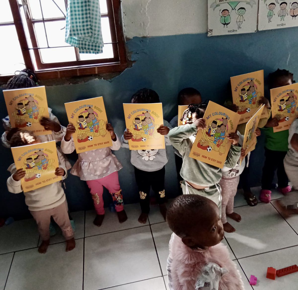 072MISSING's tweet image. The pure joy and excitement continues as we once again handed out MCSA’s colouring-in and story books, which educates the little one’s on #SafetyTipsForChildren, in order to make #SouthAfrica a #SaferPlace for all our children 🙏

#ItTakesAVillage
#BeTheHero
#MCSA