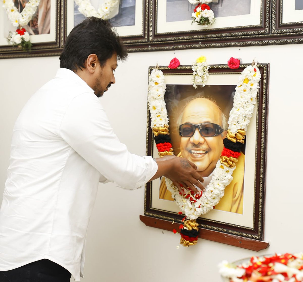 Udhaystalin's tweet photo. திராவிட மாடல் அரசின் அமைச்சரவையில் இடம்பெற்று முதல்முறையாகத் திருவாரூர் சென்றபோது, இந்திய அரசியலின் திசை வழியை தீர்மானித்த முத்தமிழறிஞரின் திருவாரூர் இல்லம் சென்று, கலைஞர் &amp; முன்னோர்களின் திருவுருவப் படங்களுக்கு மாலை அணிவித்து மரியாதை செய்தோம்.  @kalaivanandmk https://t.co/P649yfByCI