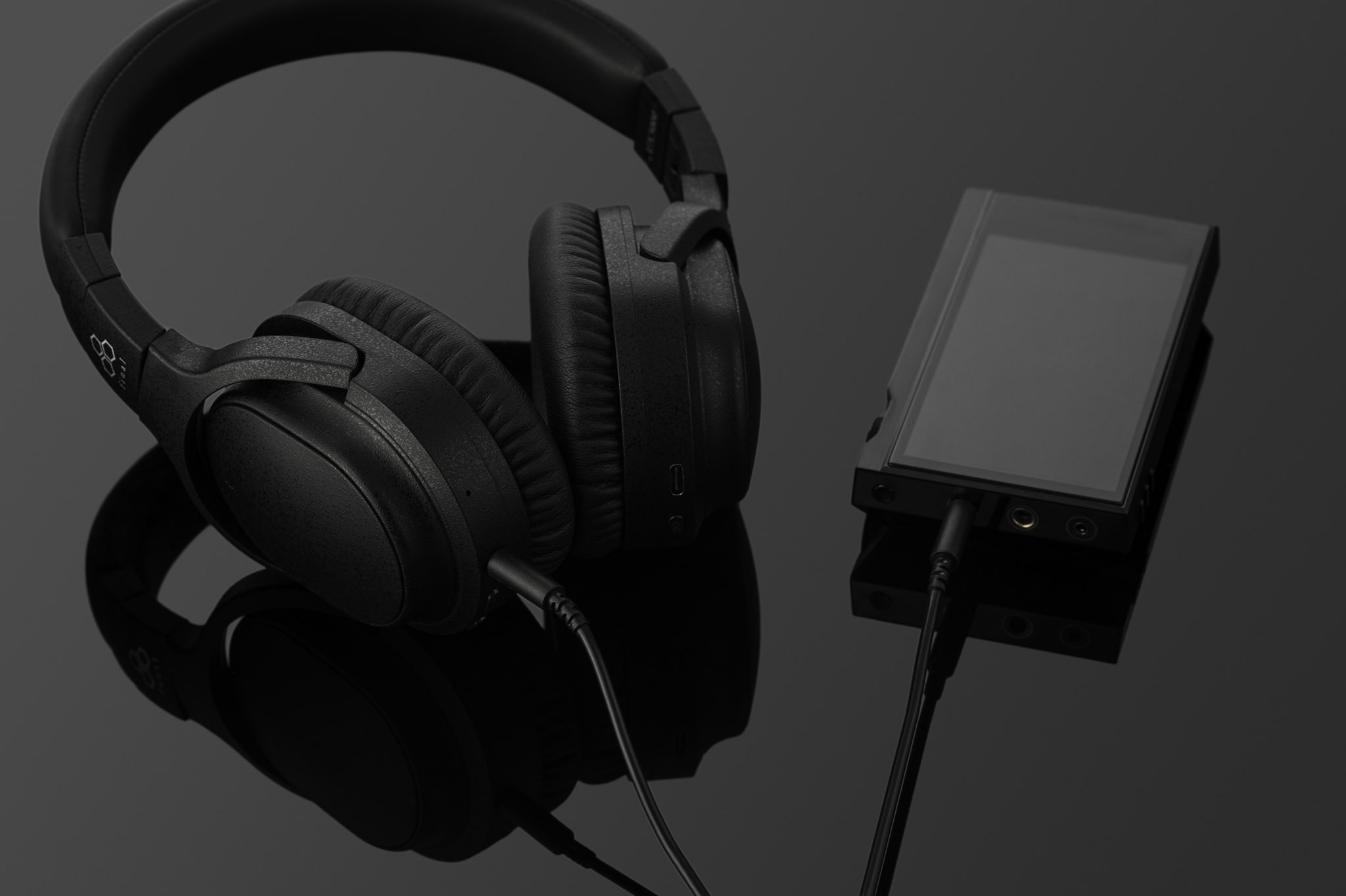 final в X: „ワイヤレスヘッドホン #UX3000 は、付属のケーブル