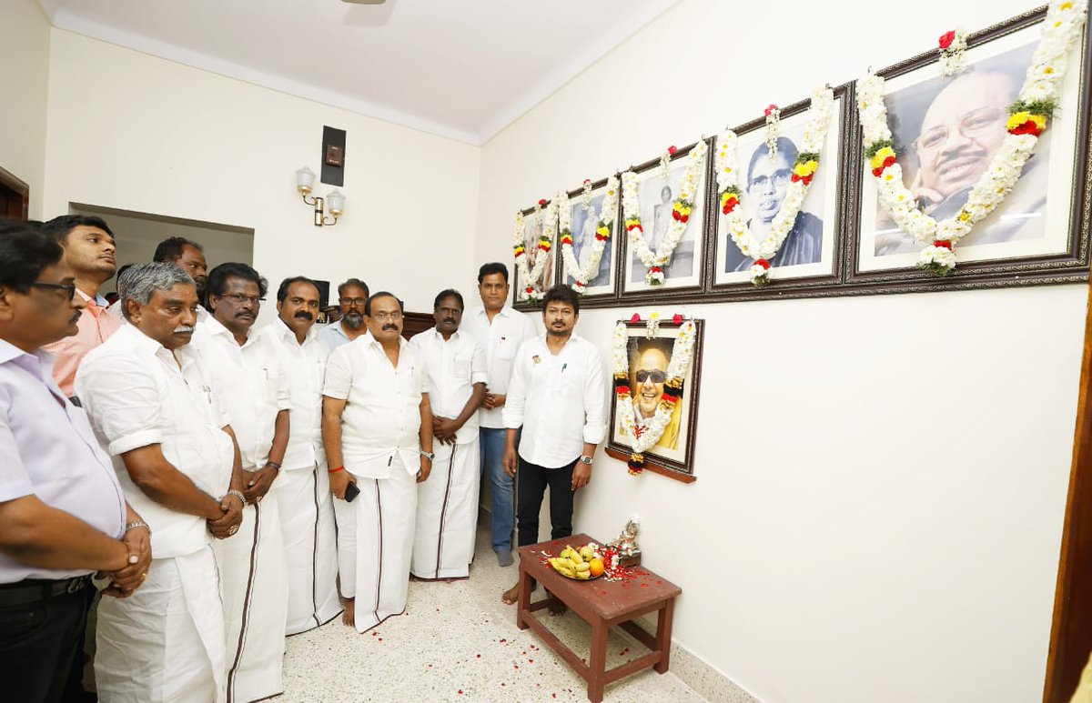 Udhaystalin's tweet photo. திராவிட மாடல் அரசின் அமைச்சரவையில் இடம்பெற்று முதல்முறையாகத் திருவாரூர் சென்றபோது, இந்திய அரசியலின் திசை வழியை தீர்மானித்த முத்தமிழறிஞரின் திருவாரூர் இல்லம் சென்று, கலைஞர் &amp; முன்னோர்களின் திருவுருவப் படங்களுக்கு மாலை அணிவித்து மரியாதை செய்தோம்.  @kalaivanandmk https://t.co/P649yfByCI