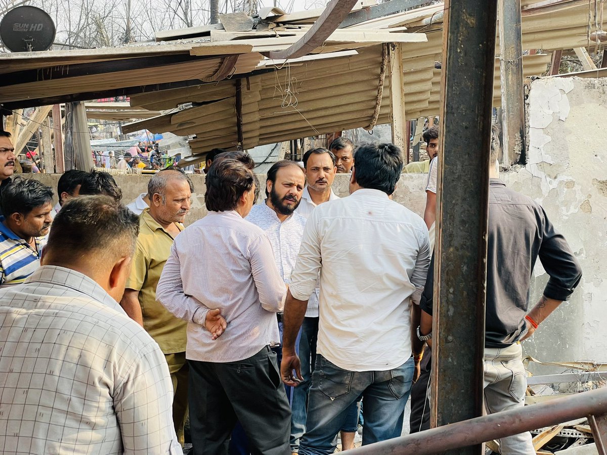 gschaubey's tweet photo. #दिंडोशी_विधानसभा के अप्पापाडा में हुए घटना के घटनास्थल पर पोहोच कर लोगो से मिल कर उनके साथ बाते कर इस दुःखद समय में हम उनके साथ है इसका दावा किया 

#help #dindoshi #appapada #appapadamaladeast #gschaubey https://t.co/QFfb1JAhH8