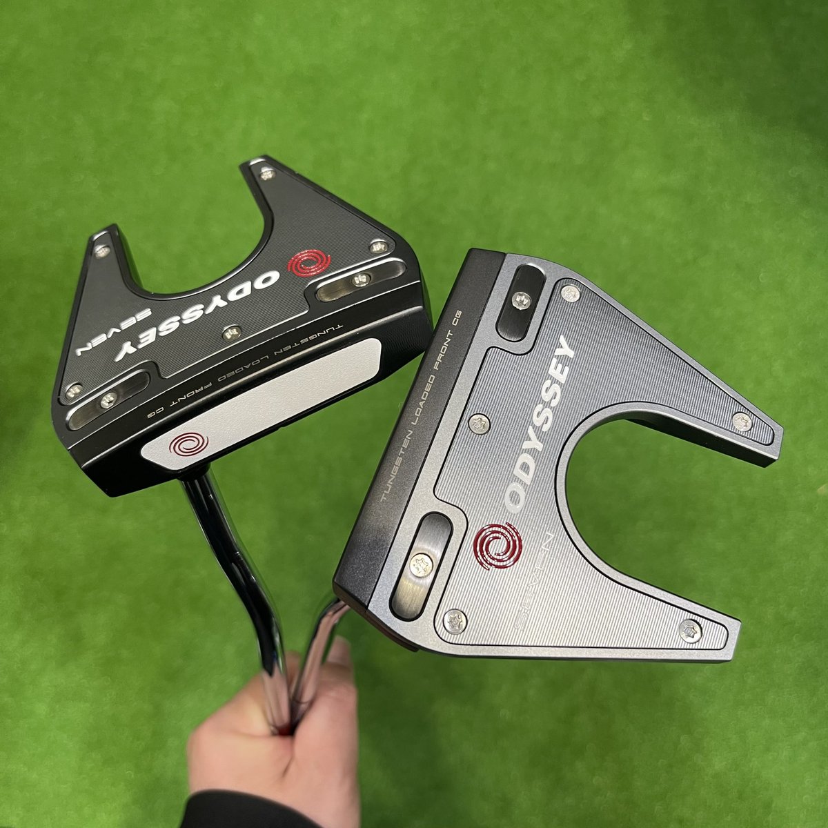 switchgolfer's tweet photo. ⛳️ 
#ODYSSEY 2023年 #パター 新製品
#WHITEHOT VERSAパター
#TRIHOT 5Kパター
🏌️‍♂️ #右打ち と🏌️‍♀️ #左打ち 各展示

#パシフィコ横浜 #JAPANGOLFFAIR2023 #キャロウェイゴルフ ブース より

#JDF2023 #オデッセイ #スイッチゴルファー #ゴルフスイッチヒッター #ゴルフ #golf #左右両打ちゴルファー https://t.co/nWKUyUtSYo