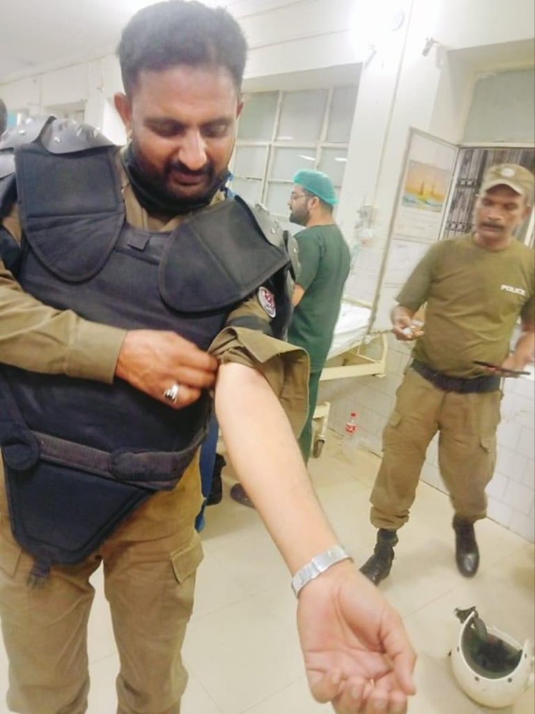 usmansaeedbasra's tweet photo. یہ دیکھو اسکو کتنا گہرا زخم آیا ہے ۔۔۔۔۔ جسم پہ نہیں اسکی مردہ غیرت پہ کتنا گہرا زخم اسکے مردہ ضمیر پہ کتنی چوٹ آئی https://t.co/eUQhCrVAcF