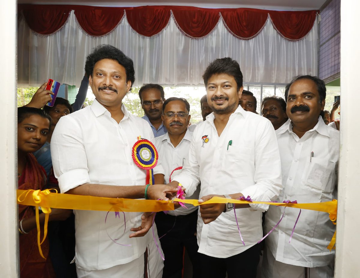 Udhaystalin's tweet photo. அறிவுக்கருவூலம் பேராசிரியர் தாத்தா படித்த குத்தாலம் அரசு மாதிரி மேல்நிலைப்பள்ளியில்,  @tnschoolsedu சார்பில் மொழிகள் ஆய்வகத்தை இன்று திறந்து வைத்தோம். ஆய்வகம் பற்றி பள்ளியின்  8-ம் வகுப்பு மாணவனே விளக்கி கூறினார்.  பயன்படுத்தி சிறக்க வாழ்த்துகள். @Anbil_Mahesh @SMeyyanathan https://t.co/bDPueLd753