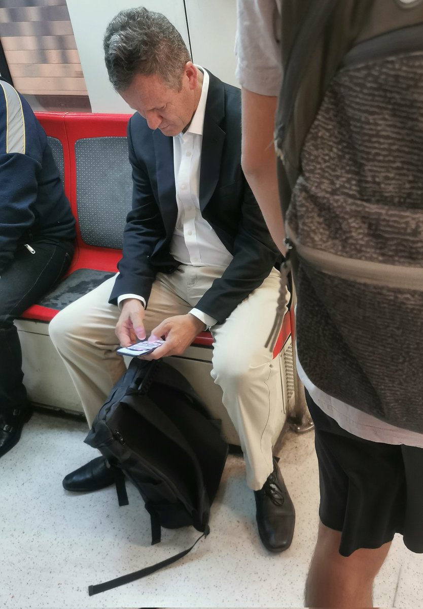 tomasreb_'s tweet photo. Como cualquier ciudadano @JuanCaMunozA, ministro de Transportes y Telecomunicaciones del @GobiernodeChile utiliza el @metrodesantiago. Qué gusto ver a las autoridades presentes 👌 @MTTChile https://t.co/GKSSisBmxh