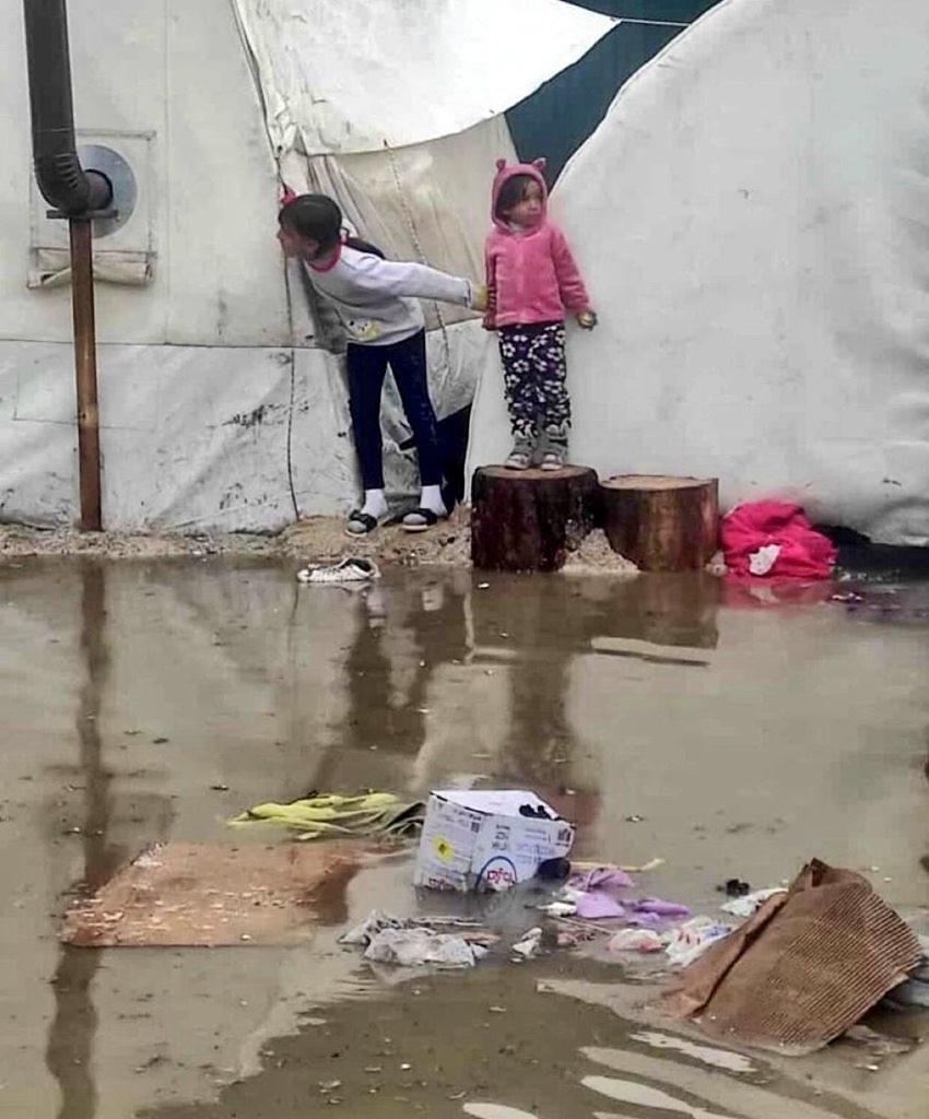 Çok Kızgınım, Öfke Doluyum. Hıçkıra Hıçkıra Ağlamak İsteyip Bir Damla Gözyaşı Dökemiyorum. Bağırmak İstiyorum Ama Sakin, Sabırlı Ve Güçlü Olmalıyım. Ama Dayanamıyorum, Çocukların Bu Çaresizliği Beni Mahvediyor.

Size Söz Herşey Güzel Olacak Çocuklar
<a href="/alibabacan/">Ali Babacan</a> @sadrettintosnlu