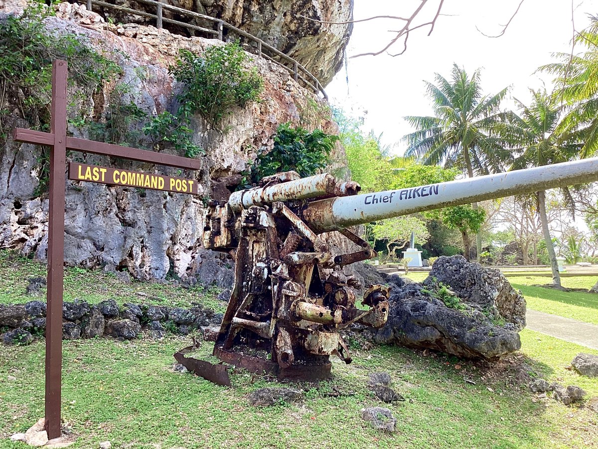 科学者たちは、「ポゴスティック」によって開けられたと思われる海底の穴の謎を解明する