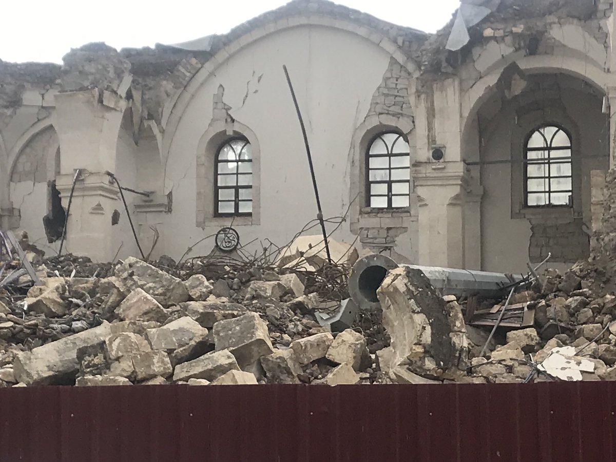 Burası depremden sonra Adıyaman Ulu Camii. Burayı babamın bir hatırası olarak gördüm hep. Adıyaman’a her geldiğimde önce babamın doğduğu evi ziyaret eder, ardından da iki adım aşağıdaki Ulu Camii’yi hayranlıkla izlerdim. Artık ikisi de yok. İnanılmaz bir acı…