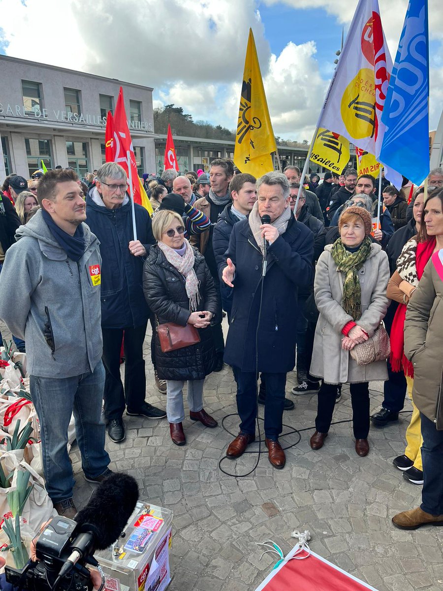 #78news
🪧Manifestation ce matin à Versailles en présence de 350 manifestants.
🍴 Les agriculteurs du MODEF et de la Confédération Paysanne ont distribué près de 2 tonnes de denrées alimentaires aux salariés en grève.
#NonALaReformeDesRetraites