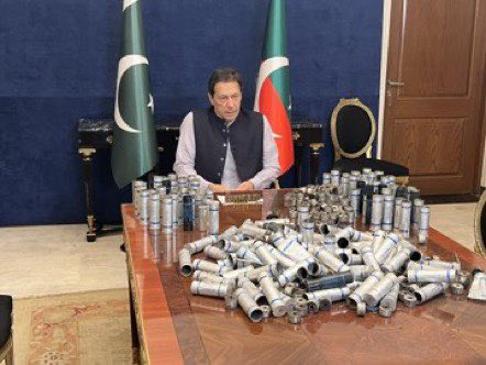 jokkeerrr2's tweet photo. جس جس کی نظر سے یہ ٹویٹ گزرے ری ٹویٹ کریں اور اس ٹرینڈ میں شامل ہوں۔ ۔۔

جب یہ شخص نہیں تھکا تو کیا تم تھک جاؤ گے ؟

#عمران_خان_کی_جان_کو_خطرہ

#کپتان_کی_گرفتاری_پڑےگی_بھاری https://t.co/Sfc900Nt09