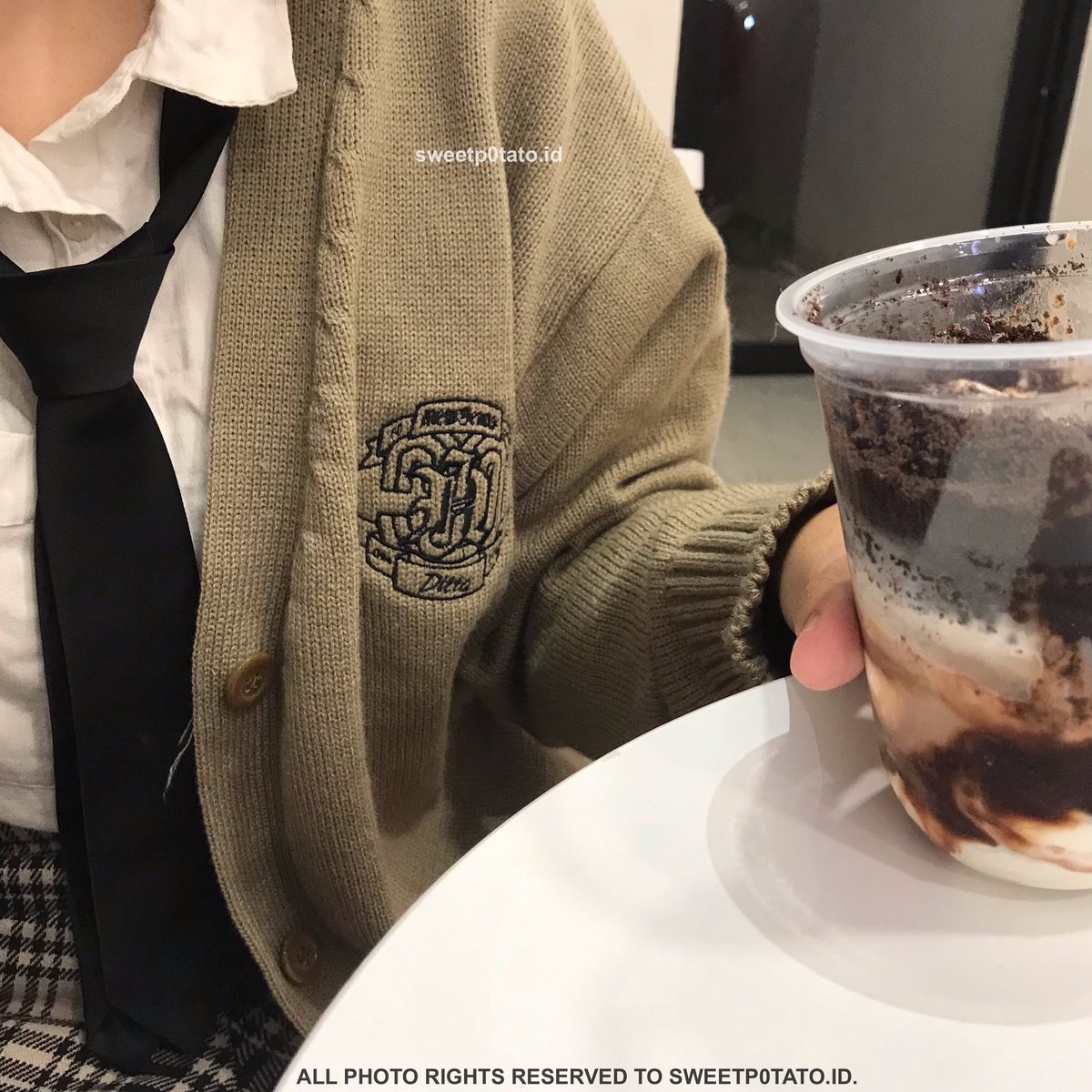 sweetp0tato_id's tweet photo. 🐇 OPEN PRE-ORDER DITTO NEWJEANS UNIFORM CARDIGAN  BATCH 2🐇

𓏔 IDR 160.000 (DP 100.000)

𓏔 inclusion :
• cardigan
• certificate
• random name tag
• 3 random photocards
• sticker A5 

𓏔 form order :
https://t.co/ZcTSMFstHv

𓏔 more info : dm

t. 뉴진스 ditto fanmade merch https://t.co/qkpmtAA7h4