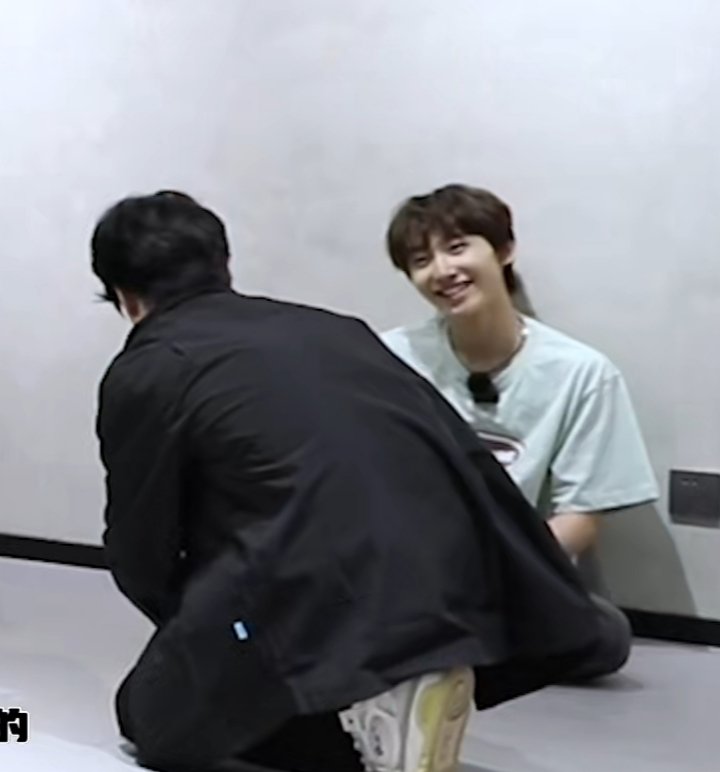 Zihao_1022's tweet photo. ฮันแหน่ะ🌚👀✨ #Zelong https://t.co/egWRaZvUn3