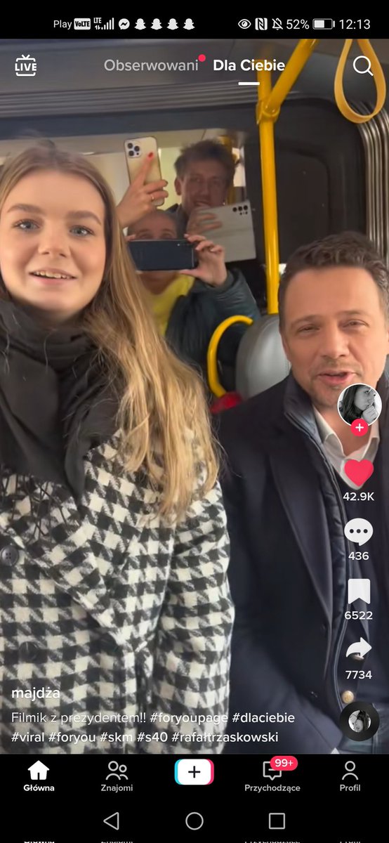 little_gambinoo's tweet photo. Rafał nagrał tiktoka z dziewczyną i usprawiedliwił jej nieobecność bo się SKMka spóźniła 😭😭😭
Do żadnego polityka nie żywię takiej autentycznej sympatii jak do Niego https://t.co/c19nY32Z5G