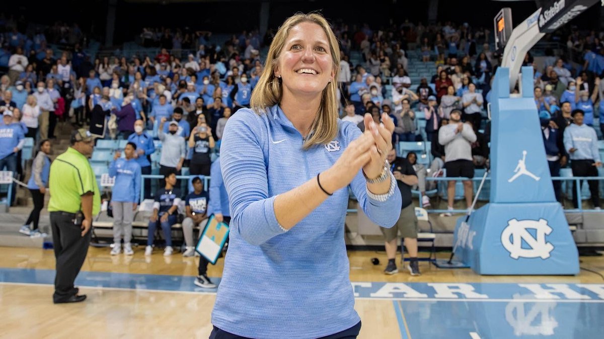 A basketball coach was named one of the World’s 50 Greatest Leaders.

She’s had a 30-0 season &amp; won National Coach of the Year.

But it’s never been about her.

10 powerful lessons I learned talking to her about leadership &amp; success:
