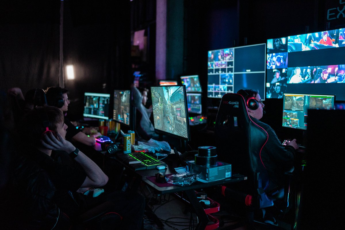 In December 2021 we organized the first LAN after lockdown. It was the Streamers League with the most popular Polish gaming influencers. During the broadcast:
🔹We used POV camera, 
🔹replays of POV cams and two observer feeds (pov and free cam),
🔹created a custom HUD.