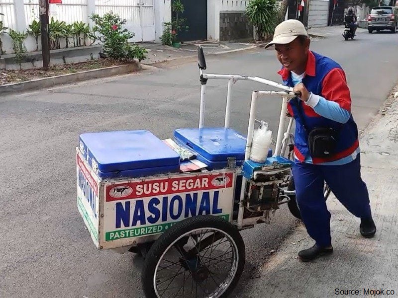 belajarlagiHQ's tweet photo. Kadang kasian ngeliat penjual susu murni Nasional yg udah kalah saing sama minuman kekinian, tapi tetap bertahan dengan jualan keliling panas-panasan.

Ini beberapa alasan kenapa mereka tetep bertahan pake strategi ini. https://t.co/y51vX3Opav