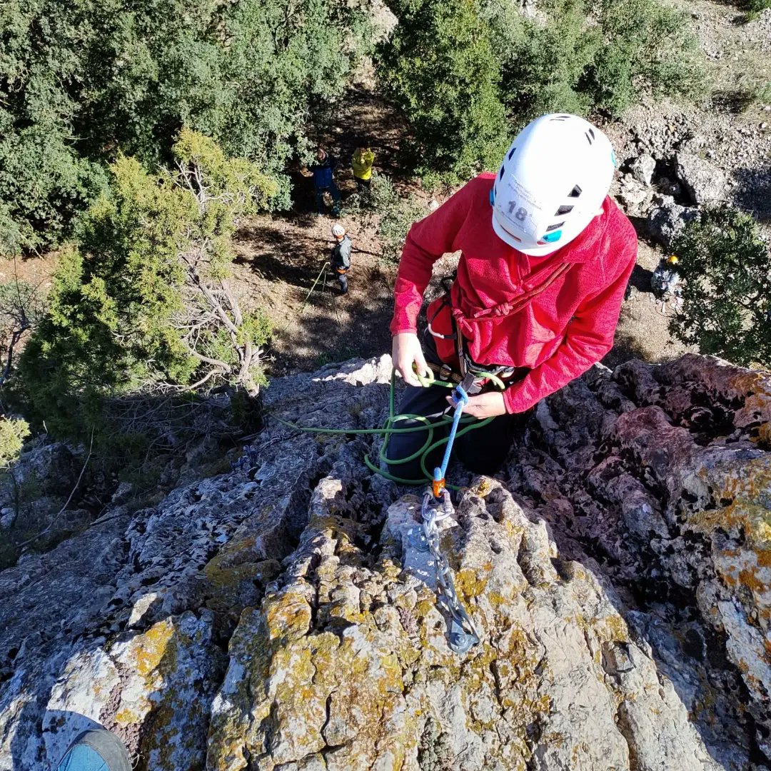 seespemo's tweet photo. 🧗‍♀️ Taller d'autoprotecció i escalada artificial de la secció d'escalada https://t.co/OtMk4eiASP