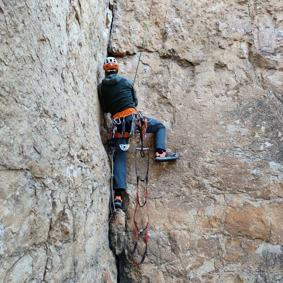 seespemo's tweet photo. 🧗‍♀️ Taller d'autoprotecció i escalada artificial de la secció d'escalada https://t.co/OtMk4eiASP
