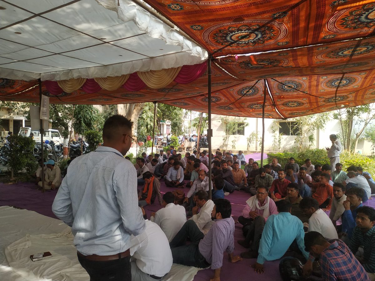 RvpjesAgra's tweet image. ऊर्जा मंत्री के साथ हुए समझौते को लागू कराने हेतु बिजली कर्मियों ने प्रांतव्यापी कार्य बहिष्कार जूनियर इंजीनियरों, अभियन्ताओं और निविदा/संविदा कर्मियों ने आज प्रातः 10 बजे से प्रारम्भ किया।