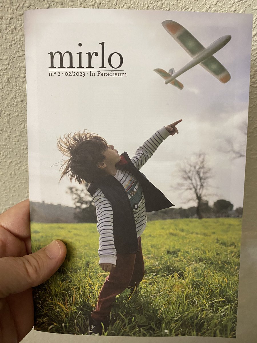 ¡Qué alegría!: acaba de llegar el número 2 de la @revista_mirlo, con la preciosas fotos de Asís González Ayerbe y un cuento de @OscarEsquiviasG que antes de leerlo ya sé que es magnífico.