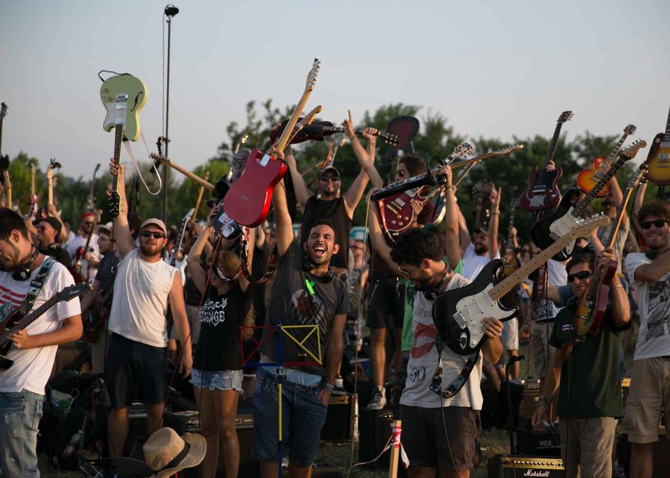 El próximo mes de junio <a href="/rockin_1000/">Rockin'1000</a>, la banda más grande del mundo, tocará por primera vez en España. 🎸🔥

Conoce su historia en #RockPorMil de <a href="/anitarivaroli/">Anita Rivaroli</a>. Pasión, rock y sentido colectivo.  

Miradla en <a href="/Filmin/">Filmin</a> ▶️filmin.es/pelicula/rock-…