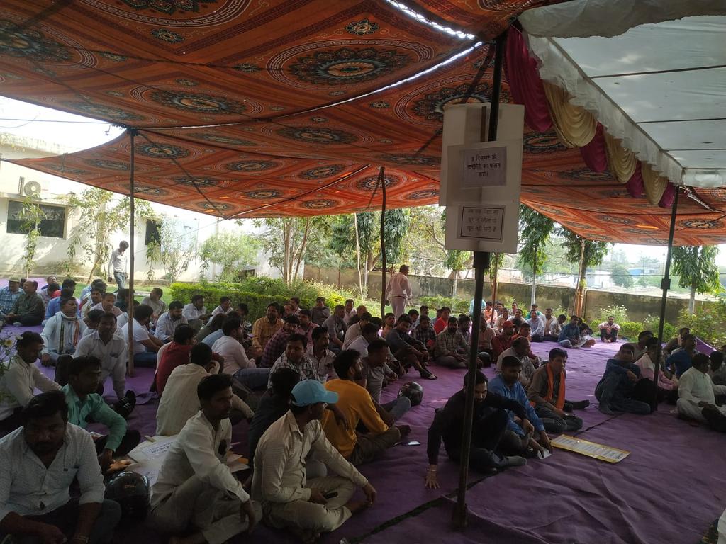 RvpjesAgra's tweet image. ऊर्जा मंत्री के साथ हुए समझौते को लागू कराने हेतु बिजली कर्मियों ने प्रांतव्यापी कार्य बहिष्कार जूनियर इंजीनियरों, अभियन्ताओं और निविदा/संविदा कर्मियों ने आज प्रातः 10 बजे से प्रारम्भ किया।