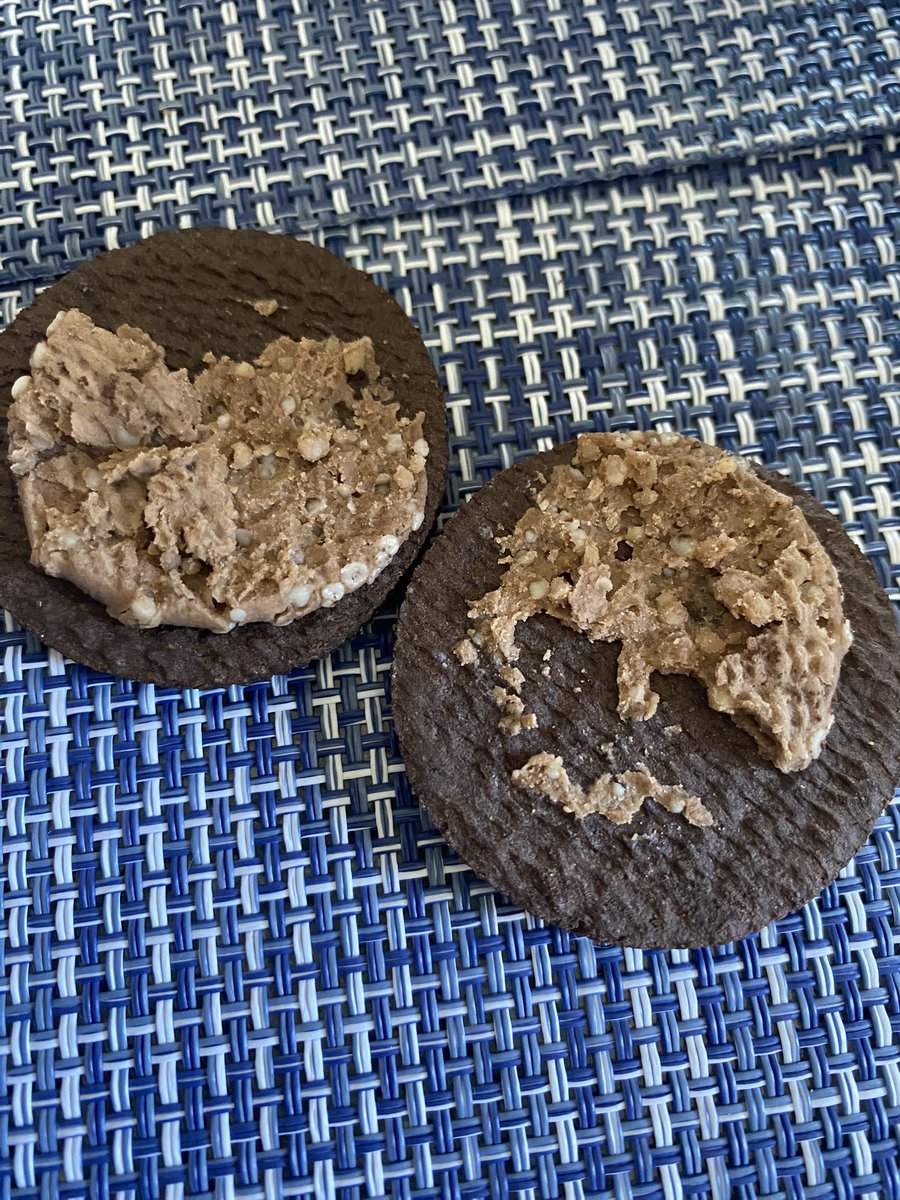 aerima_88's tweet photo. @oreo_chile hola! Acabo de abrir un paquete de oreo de chocolate y se veían así. Claramente están en mal estado… https://t.co/zy90aMWAfu