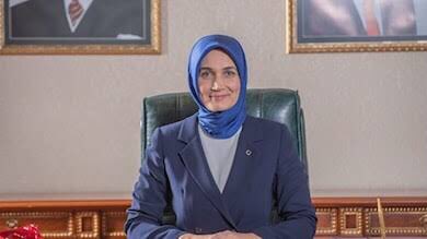 darkwebhaber's tweet photo. Sözcü: 

Türkiye’nin ilk başörtülü valisi olarak bilinen Afyonkarahisar Valisi Kübra Güran Yiğitbaşı’nın da çift maaş aldığı ortaya çıktı. https://t.co/IoHTnLurEQ