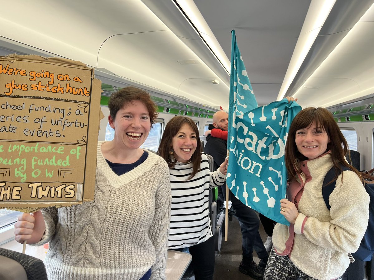 Pulling into Paddington with <a href="/NEU_Cornwall/">NEU Cornwall</a> members! Everyone’s excited! #PayUP #SaveOurSchools