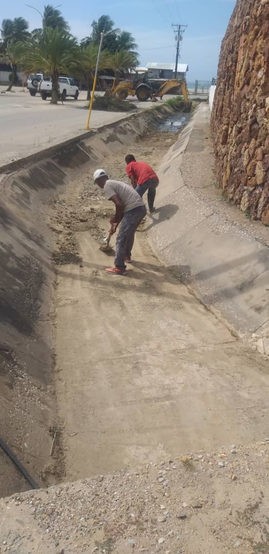municipio_diaz's tweet photo. Seguimos con trabajos de saneamiento ambiental en todo el municipio con prioridad en la limpieza de canales y desagües de lluvia #1X10DelBuenGobierno #PlayaElYaque 
#ChávezHechoMillones
@PSUV_NE @PartidoPSUV @psuvmdiaz @hugbelpsuv @dcabellor @NicolasMaduro https://t.co/jWfMiEFkYX