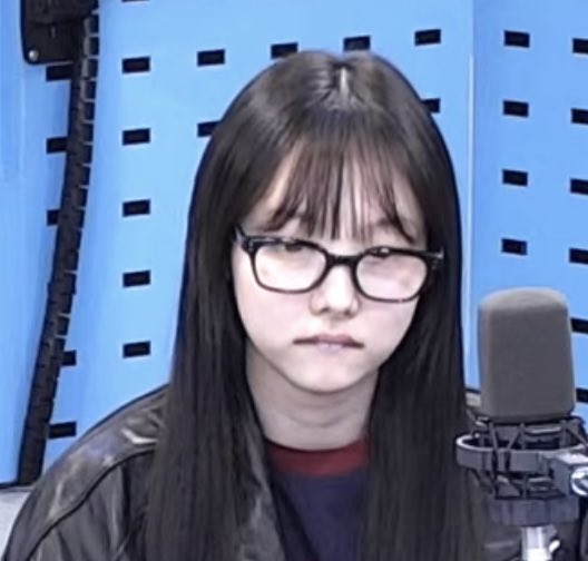 NayeonNabong's tweet photo. She’s this emoji -> 🤓 https://t.co/4XTQJS8e6T
