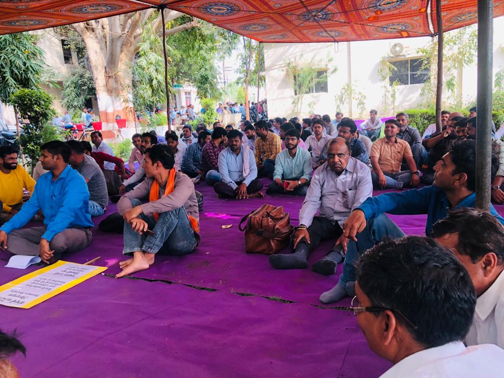 RvpjesAgra's tweet image. ऊर्जा मंत्री के साथ हुए समझौते को लागू कराने हेतु बिजली कर्मियों ने प्रांतव्यापी कार्य बहिष्कार जूनियर इंजीनियरों, अभियन्ताओं और निविदा/संविदा कर्मियों ने आज प्रातः 10 बजे से प्रारम्भ किया।