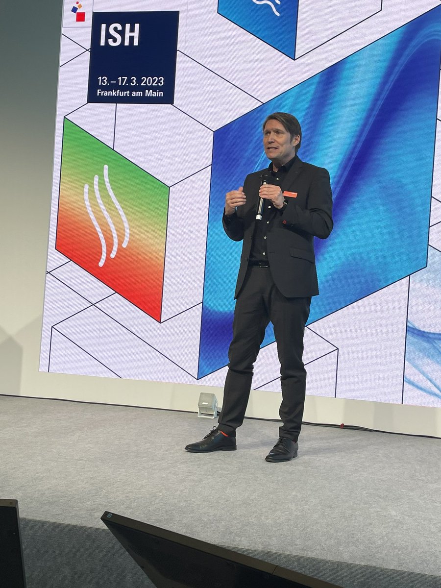 Debate starts at #ISH2023 together with <a href="/ehi/">N/A</a> and <a href="/BDH_Waermewende/">BDH</a>. Focus: RePowerEU and decarbonisation of buildings. CEO Thomas Heim <a href="/ViessmannGroup/">Viessmann Group</a> highlights solutions. EU targets are achievable.