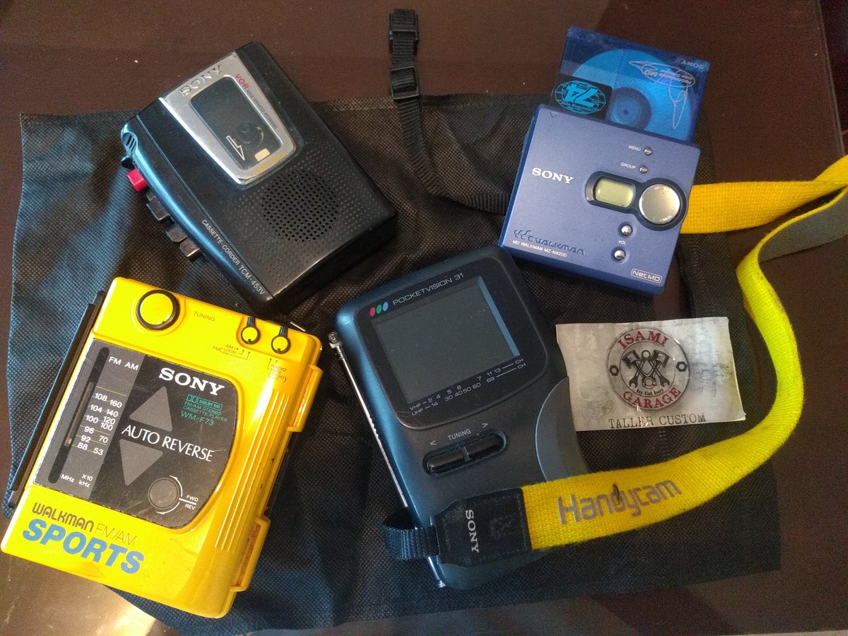 HugoIsami's tweet photo. Unas de Mis viejeras  🇯🇵
@Sony 
#80sfashion 
#WALKMAN 
#Japanese 
#vintage https://t.co/B1oDTFKjOw