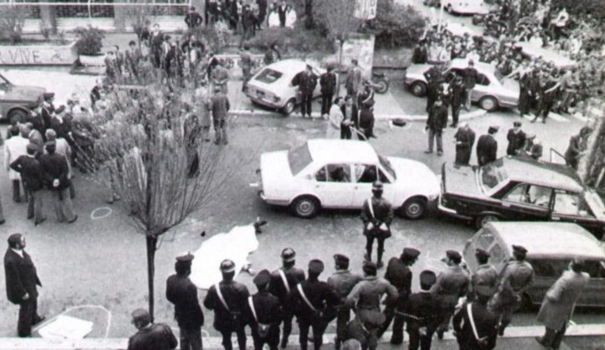 _Carabinieri_'s tweet photo. Domani ricorrono i 45 anni dalla strage di Via Fani. L'Arma, in collaborazione con Rai Radio, rievoca quella terribile mattina con un episodio podcast di #CaraRepubblica, onorando e ricordando il sacrificio delle vittime di @poliziadistato e #Carabinieri➡️
https://t.co/CoGijQcxWF https://t.co/ePWKA3vLMv