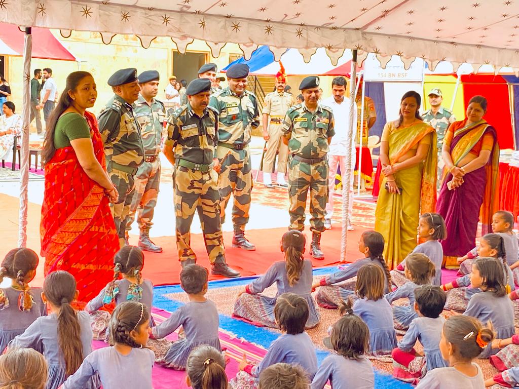 BSF_Rajasthan's tweet photo. #BSF 𝐉𝐚𝐢𝐬𝐚𝐥𝐦𝐞𝐫 (𝐒) distributed stationery items at Rajkumari Ratnavati Girls School, Village Kanoi #Sam under 𝐂𝐢𝐯𝐢𝐜 𝐀𝐜𝐭𝐢𝐨𝐧 𝐏𝐫𝐨𝐠𝐫𝐚𝐦𝐦𝐞. Sh Puneet Rastogi, IG BSF Rajasthan Frontier &amp; other officials were also present on the occasion.

#FriendsonBorder https://t.co/T2y16ofoZG