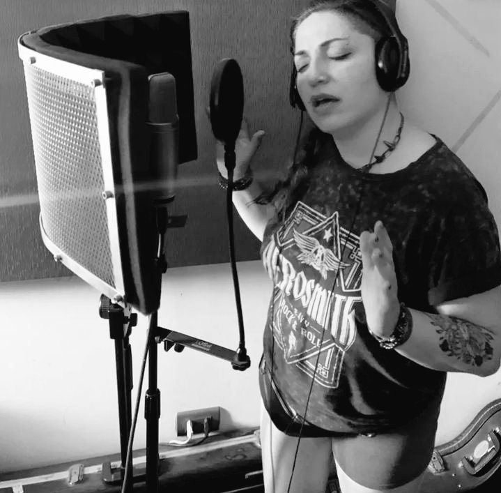 La Compositora, cantante y letrista, Moly ju, nos deja el poder femenino en cada letra en cada interpretación con un gusto de querer seguir indagando en su trabajo, los cuales destacamos; Feliz Muerte, Los Gritos, Bello sin Alma, entre muchos otros. 

youtu.be/sw0T-H-igws