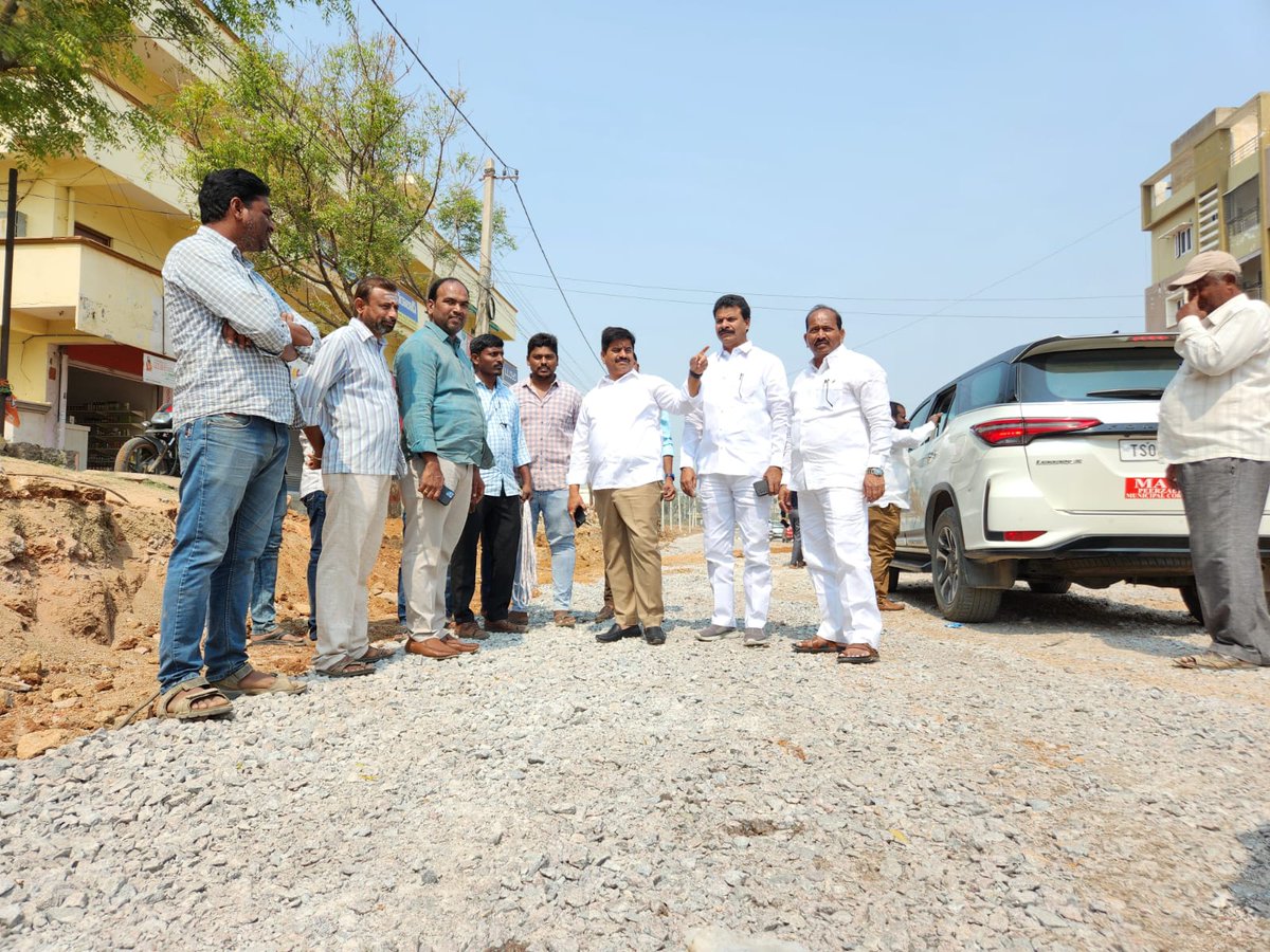 JakkaVenkat2020's tweet photo. నాలుగు లైన్ల రోడ్డు విస్తరణ పనుల్లో వేగం పెంచాలి....
పీర్జాదిగూడ కమాన్ నుండి ప్రతాప్ సింగారం క్రాస్ రోడ్డు వరకు చేపట్టిన నాలుగు లైన్ల రోడ్డు విస్తరణ పనులను అధికారులతో కలిసి పరిశీలించి నాణ���యతలో రాజీలేకుండా మరింత వేగంగా పనులను పూర్తి చేయాలని అధికారులకు సూచించడం జరిగింది. @KTRBRS https://t.co/q8qKp46LDS