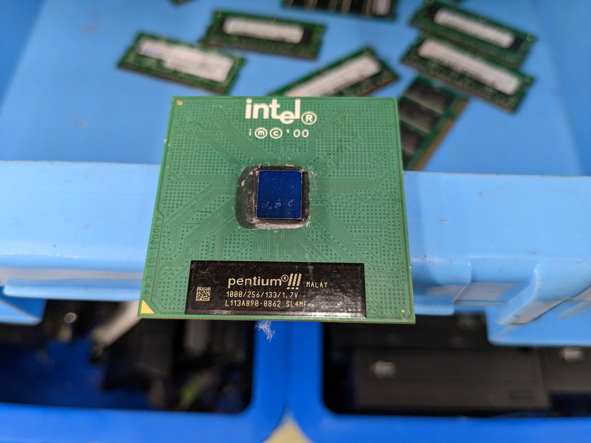 MosSali_3's tweet photo. 今日の河童。PentiumIII 1.0GHz。

よく見たらコアの角が削れ気味だけど河童はコア欠けに対しては割と強かった…筈。#懐かCPU #Intel #Socket370 https://t.co/D01Zek2dEt