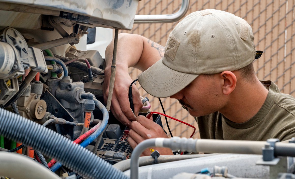 USAFCENT's tweet image. Keep ‘er moving! 

Our vehicle management specialists ensure that Air Force vehicles are ready to use always. They provide essential maintenance &amp;amp; repair work to a variety of vehicles so that they can continue to support the AFCENT mission. 

@CENTCOM  @386thAEW
#ValueEveryone
