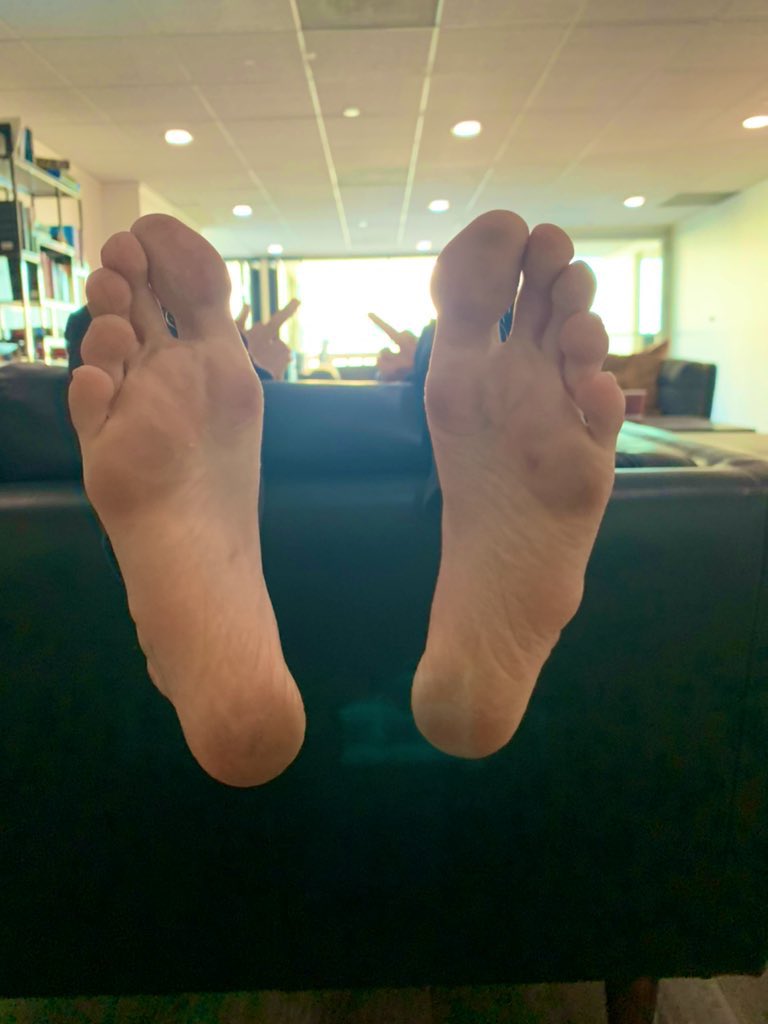 MasterJames80's tweet image. Suck ‘em #feet #feetfethish #feetfinder #feetpicsforsales #Femboy #findommaster #paypig