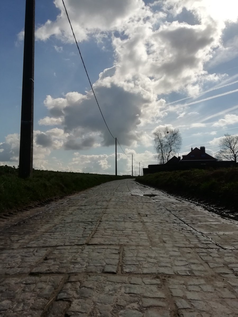 SmetIris's tweet photo. Ik voel me altijd een wielrenster als ik erover rij #eizer #vrtweer #overijse #weerfoto https://t.co/C4UlZ61S8D