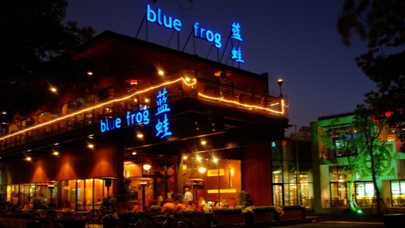 shanghaidaily's tweet photo. The market watchdog in #Beijing has launched an investigation into popular #chainrestaurant, #bluefrog, after an undercover report revealed a slew of food safety and hygiene issues at its outlet in Chaoyang District. https://t.co/fegsgp6p6C https://t.co/MJepEQZBre